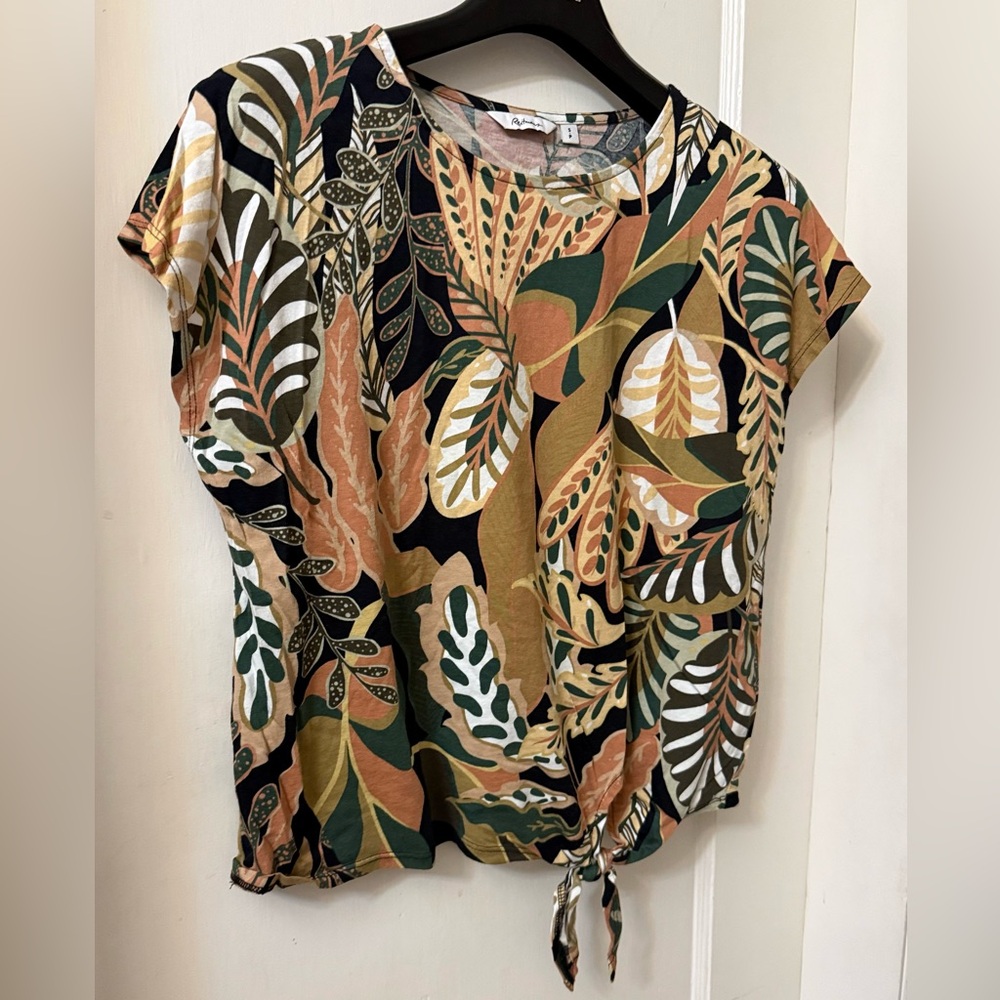 LEAFY PATTERN TOP IN NEUTRAL COLOURS
